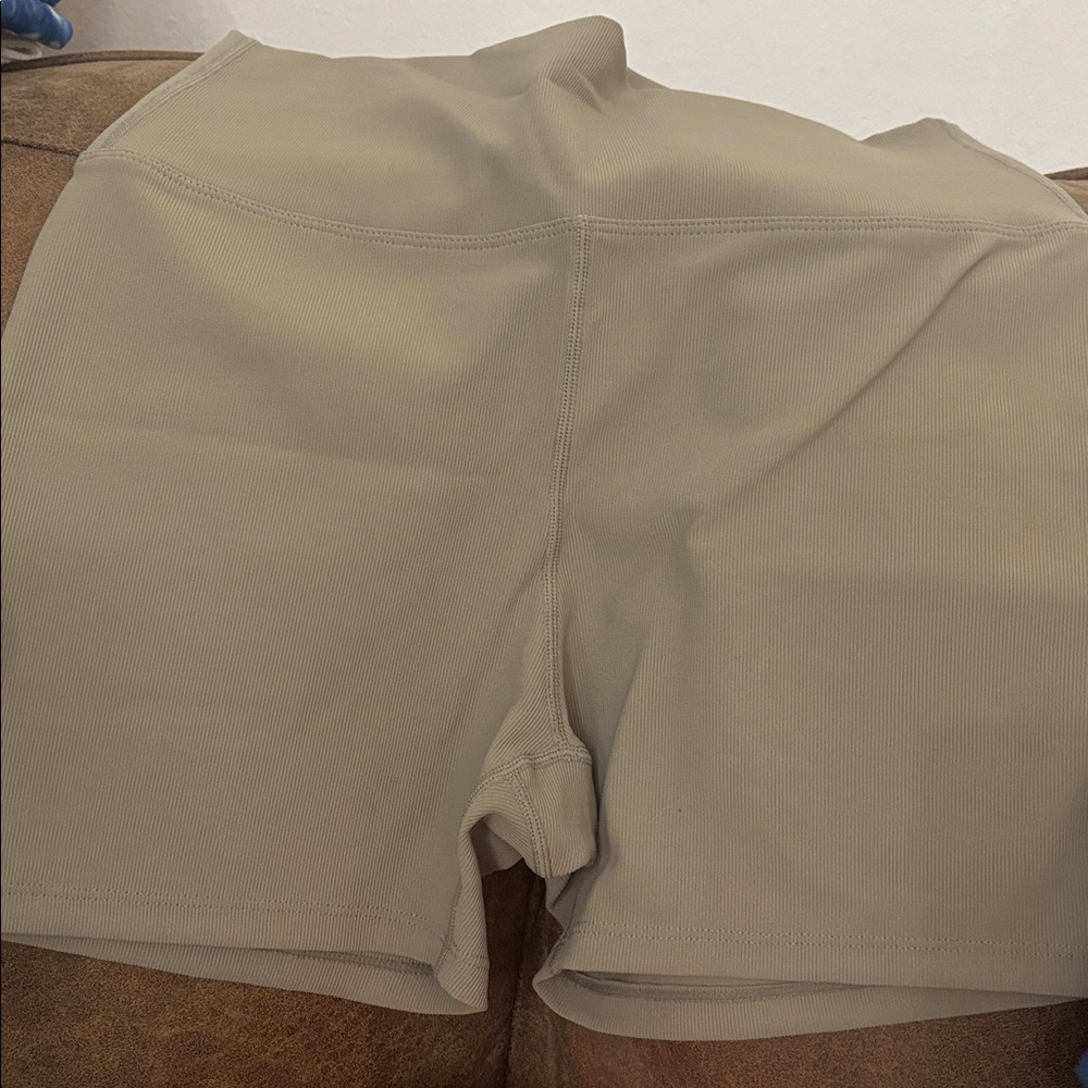 Neutral High-Waist Active Leggings with Reflective Logo